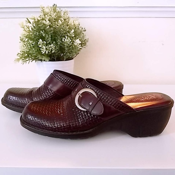 clarks woven leather clogs